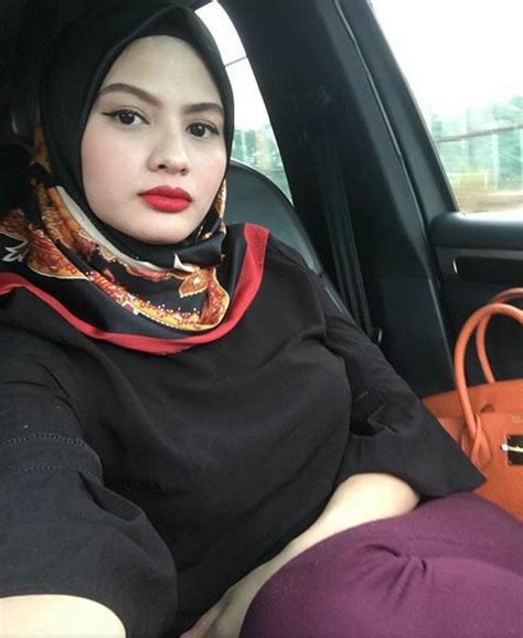 tante hot banget dengan bibir merahnya cewek sexy hot indo jilbab sexy hijab seksi