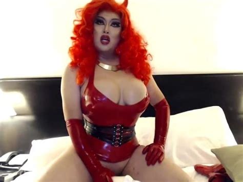 asian drag queen jerks in red latex free shemale porn 2c de
