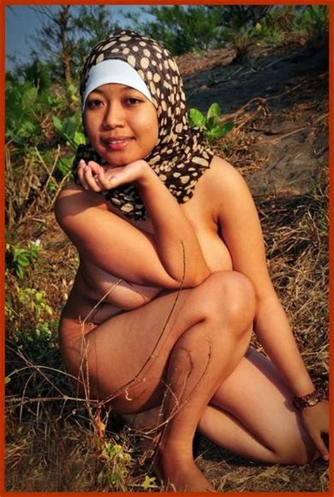 Hijab Nude In Beach [hijab Telanjang Di Pantai] Photo