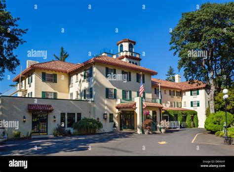 historic columbia gorge hotel   town  hood river columbia