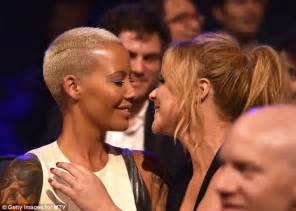 amy schumer and amber rose make out during mtv movie awards daily mail online