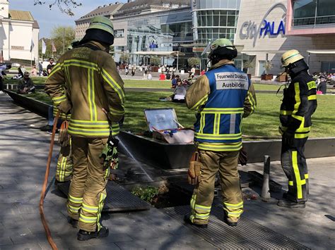 feuerwehr im einsatz einsatz  koenig heinrich platz duisburg