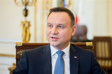 prezydent polska odnawia sie  zyskuje piekna twarz