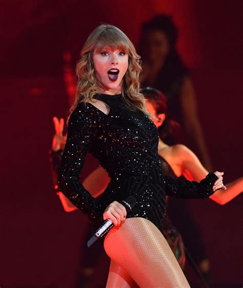 taylor swift performs at her reputation tour in detroit 08 28 2018
