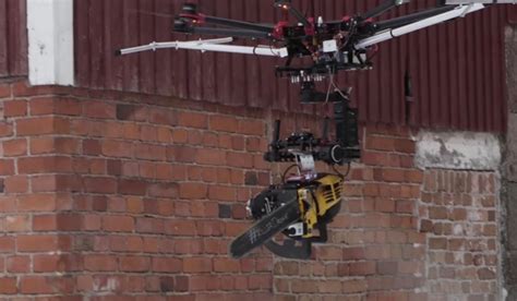 este es el drone asesino  una sierra electrica colgando