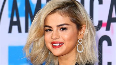 selena gomez s blonde hair makeover stuns in epic comeback at amas hollywood life