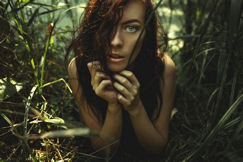 壁纸 面对 森林 户外户外 妇女 红头发 模型 性质 张开嘴 草 躺在前面 头发在脸上 丛林 情感 沉闷的阳光