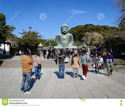 people visiting the giant buddha daibutsu in kamakura japan