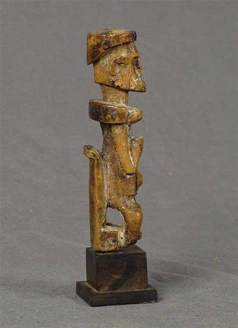 ancienne petite statuette assise en bois dur  patine miel restes de kaolin il est joint
