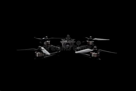 drone moderno de fpv sobre fondo negro aeronaves de cuatro motores en el control de radio
