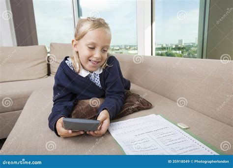 meisje die calculator gebruiken terwijl het bestuderen op bank stock afbeelding image  bank