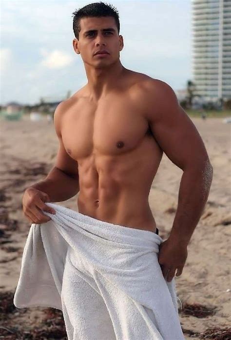pin de f h em man in towel morenas homens fitness modelos masculinos