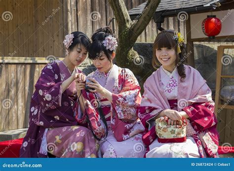 Three Japanese Girls In Kimono Editorial Stock Image Image 26872424
