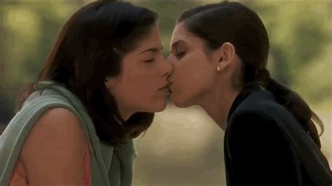 50 greatest lesbian and bi girl movie kisses of all time