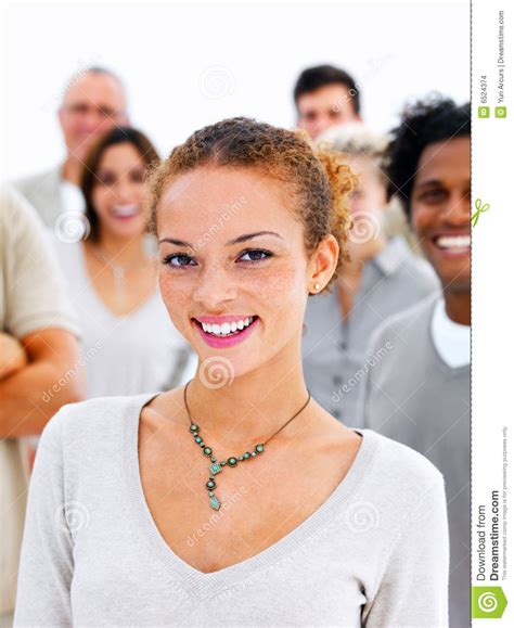glimlachende gelukkige jonge bedrijfsmensen stock foto