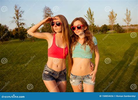 Twee Jonge Sexy Meisjes Met Vormig Gekleurd Lichaam Die Naar