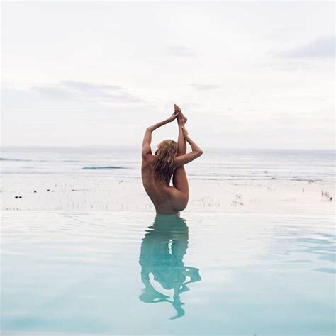 mostrati come sei il nude yoga girl l ultimo fenomeno su instagram corriere it
