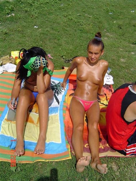 Vollbusige Tussi Zeigt Ihren Nackten Körper Am Fkk Strand Porno Bilder
