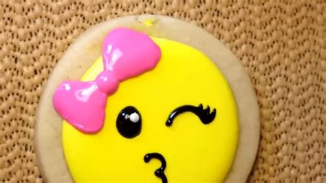 How To Decorate A Kissy Face Emoji Cookie Youtube