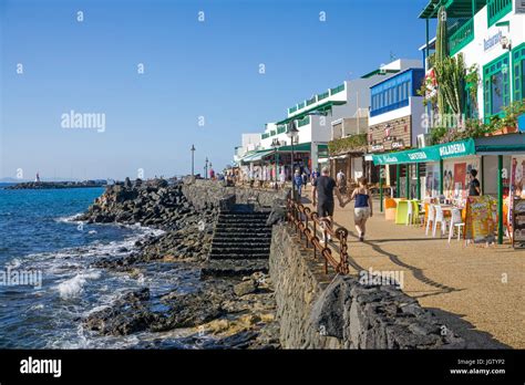 promenade mit restaurants und geschaeften  playa blanca lanzarote