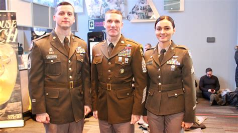 To Stand Out The Army Picks A New Uniform With A World