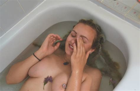 19 Year Old Hippie In Bath Porn Pic Eporner