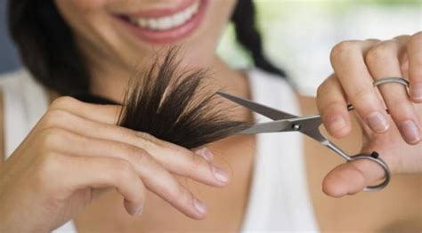 Tagliare i capelli può essere un esercizio di creatività, un metodo per risparmiare un po' di denaro o la causa di un'acconciatura . Come tagliare i capelli da sole: il taglio scalato | Ultime Notizie Flash