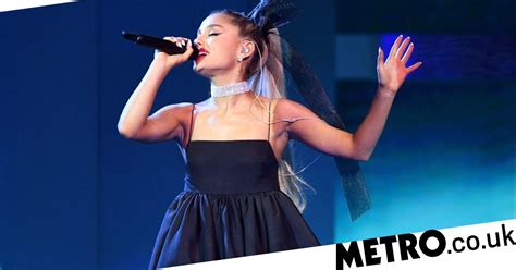 Ariana Grande Loses 169 000 Necklace On Stage During Bbma