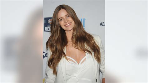 Sports Illustrated Swimsuit Model Robyn Lawley Recalls Seeing Her