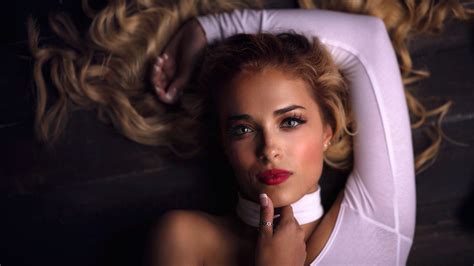 desktop wallpaper blonde lying down girl model red lipstick hd