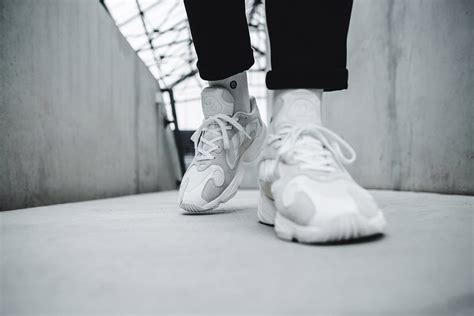 oto jak wygladaja adidas yung   wersji triple white