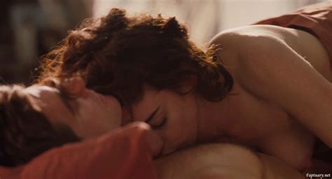 naked anne hathaway in love and other drugs