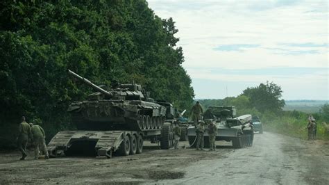 ukraine presses  offensive  russian troops retreat  kharkiv region