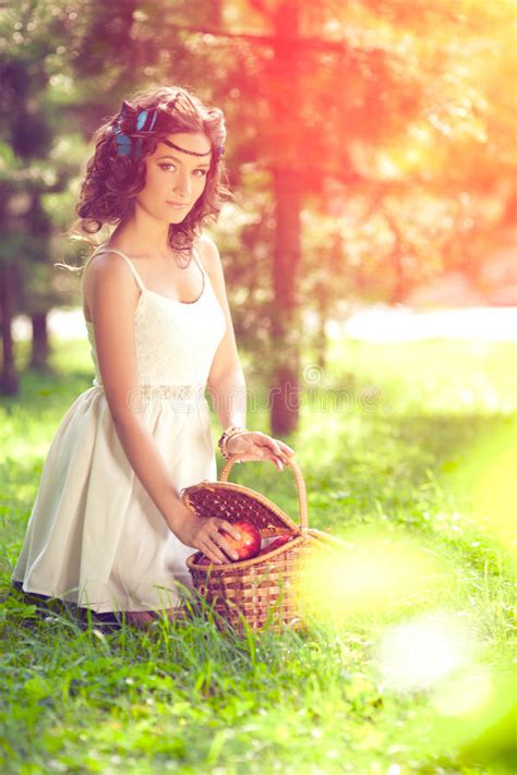 Красивая девушка на пикнике на природе Красивая маленькая девочка