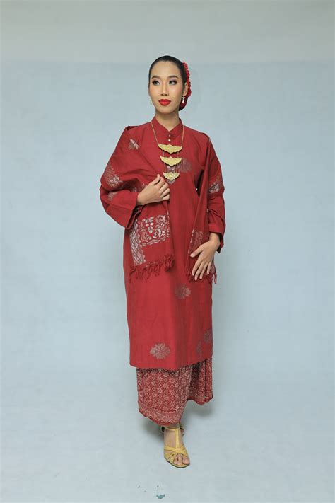malay women costume baju kurung cekak musang