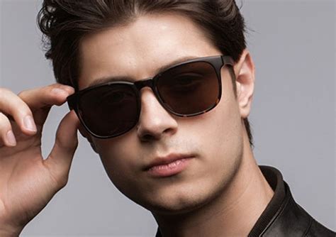 the ultimate guide on choosing and wearing wayfarer sunglasses cool