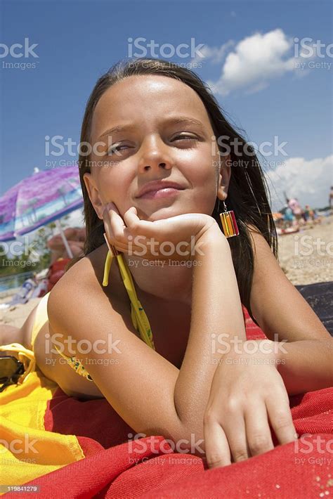 Gadis Kecil Berjemur Di Pantai Foto Stok Unduh Gambar Sekarang Anak