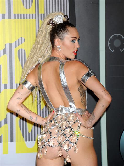 miley cyrus thong ass flash half naked mtv video music awards 2015 05 celebrity