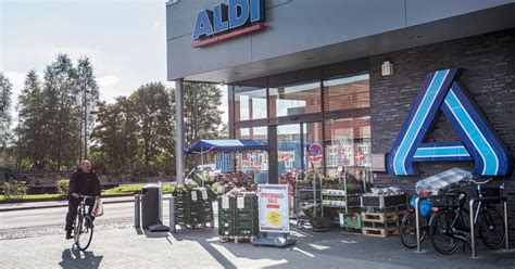 aldi har kaempe underskud  danmark men abner flere butikker finans