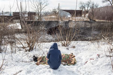 residents  cover  ukraine border battles reignite conflict
