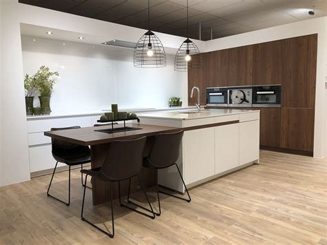 modern keuken met eiland en tafel high  kitchens modern cabin kitchen