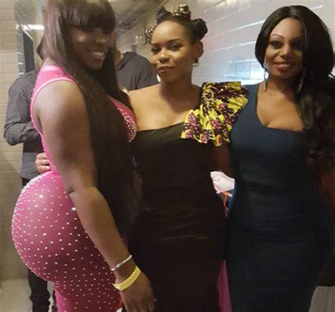 Yemi Alade A Fan And Her Massive Booty Take A Pic At Afrimma