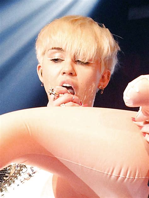 miley cyrus sucks a rubber cock on stage 8 pics