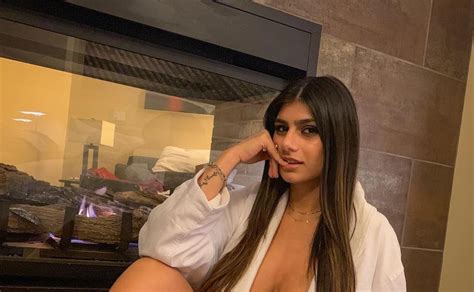 Video Mia Khalifa Enseña Sus Enormes Atributos En Sexy