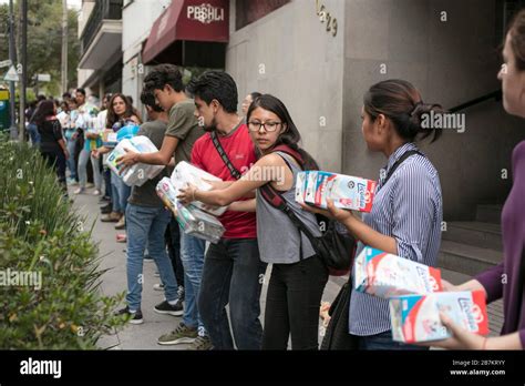volunteers helping  mexico city earthquake stock photo alamy