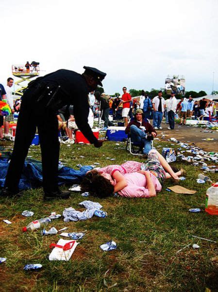 the drunken mayhem of the preakness infield 25 pics picture 16