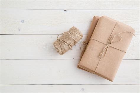 pakket gift  milieuvriendelijk document wordt ingepakt en streng voor verpakking op lichte
