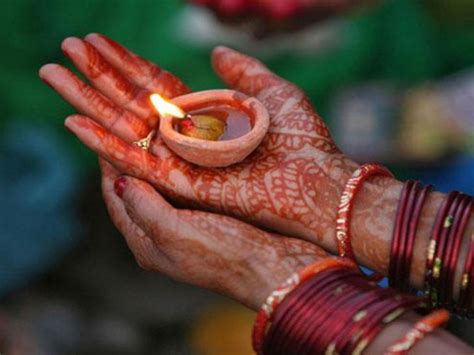 Diwali Deepavali 2019 Diwali Diya Facts Significance Of Lighting Up