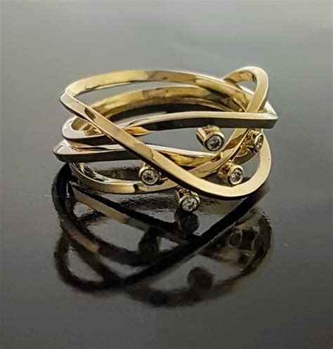 karaat gouden ring met diamantjes  goudsmederijjuwelier arnold van dodewaard