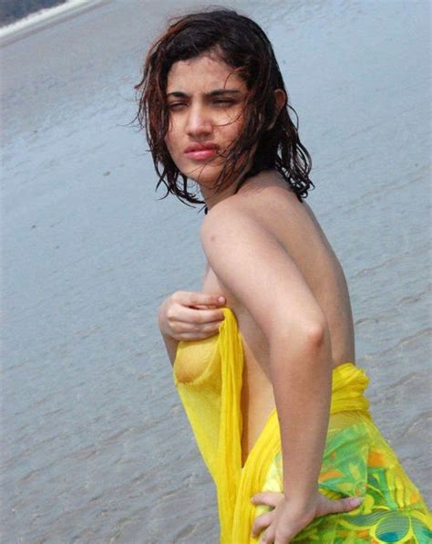 desi sexy bhabhi saree back expose pic ब्लाउज में ब्रा